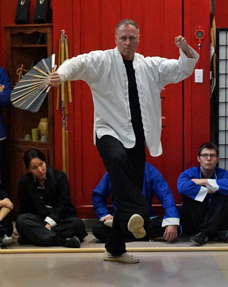 Sifu Alain Guébenne pratiquant une forme à l’éventail
