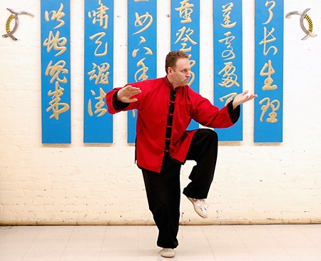 Sifu Alain Guébenne dans une posture de Tai Chi Chen